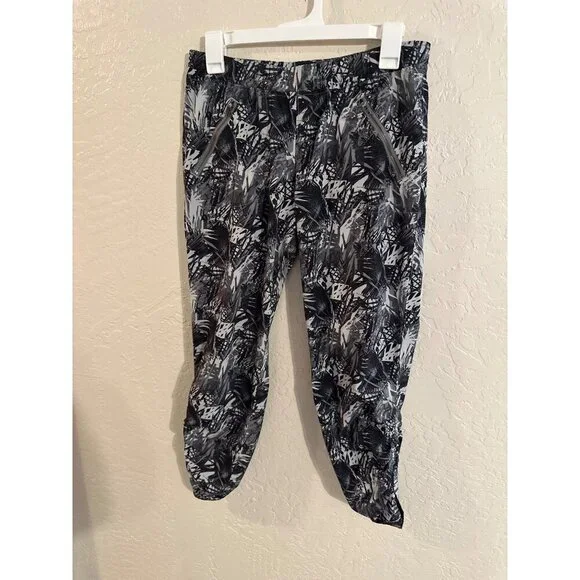 Y Athleta Ruched Hem Black & White Tropical Print Athletic Leggings - Picture 2 of 12